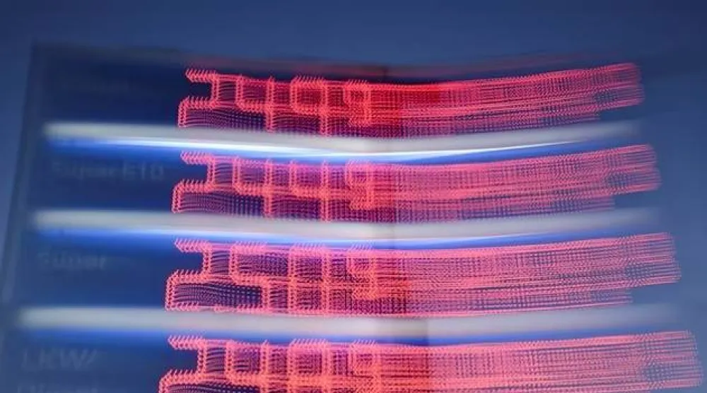 لوحة إلكترونية تعرض أسعار البنزين والديزل الحالية في محطة وقود تابعة لشركة «إيسو» في برلين (رويترز)