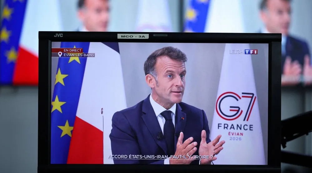 الرئيس ماكرون يتحدث خلال مقابلة ضِمن نشرة الأخبار التي بثتها قناة TF1 التلفزيونية الفرنسية على هامش قمة مجموعة السبع في إيفيان وسط شرق فرنسا 15 يونيو 2026 (أ.ف.ب)