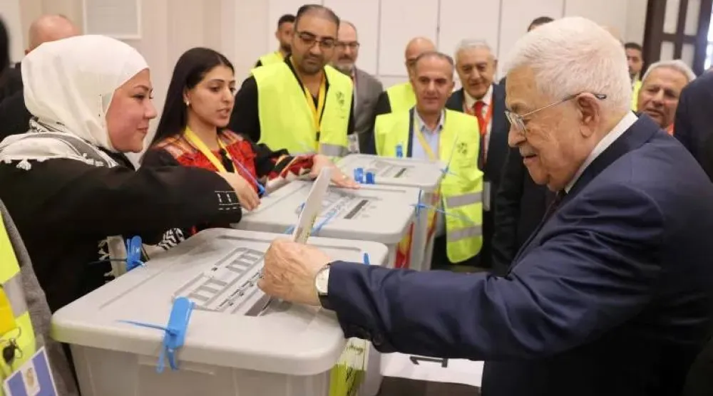 الرئيس الفلسطيني محمود عباس يدلي بصوته خلال انتخابات اللجنة المركزية لحركة «فتح» (أ.ف.ب)