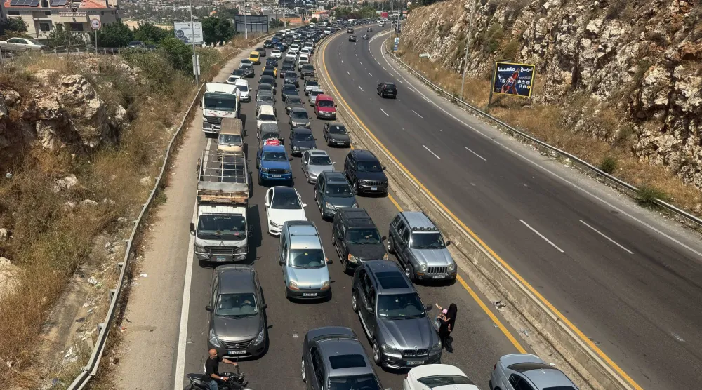 نازحون يعودون إلى بلداتهم في صيدا بجنوب لبنان بعد إعلان التوصل لاتفاق بين الولايات المتحدة وإيران (أ.ب)
