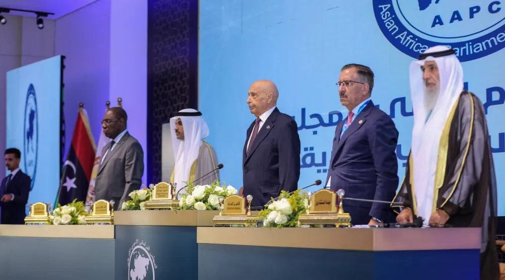 عقيلة صالح يتوسط الحضور خلال افتتاح المؤتمر العام الثاني البرلماني الآسيوي - الأفريقي في بنغازي يوم الاثنين (وكالة الأنباء الليبية)