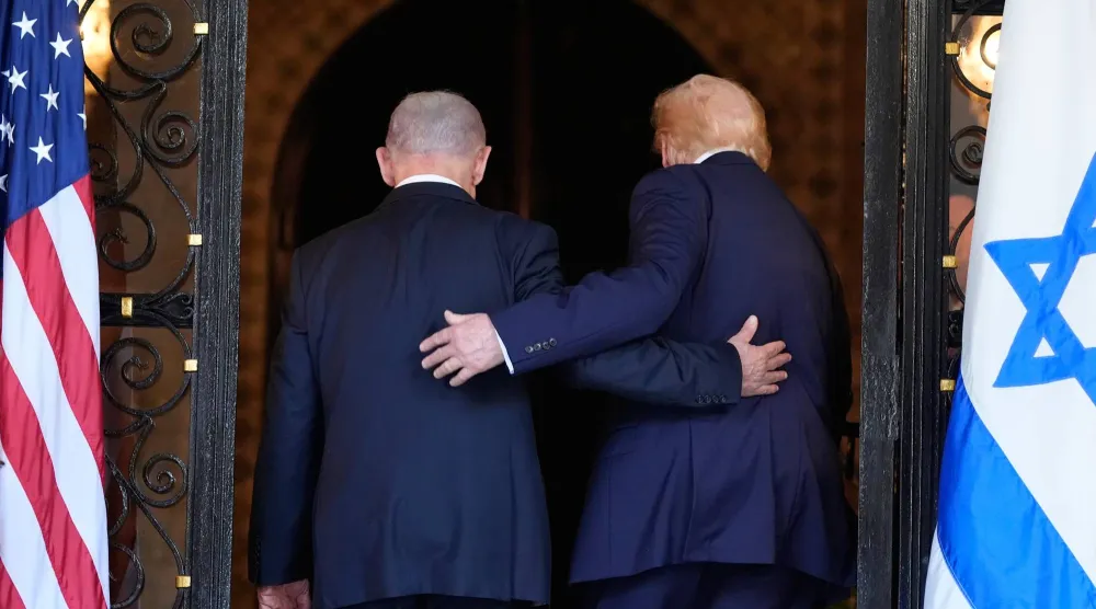 الرئيس الأميركي دونالد ترمب ورئيس الوزراء الإسرائيلي بنيامين نتنياهو خلال استقباله في منتجع مارالاغو بولاية فلوريدا في ديسمبر 2025 (أ.ب)
