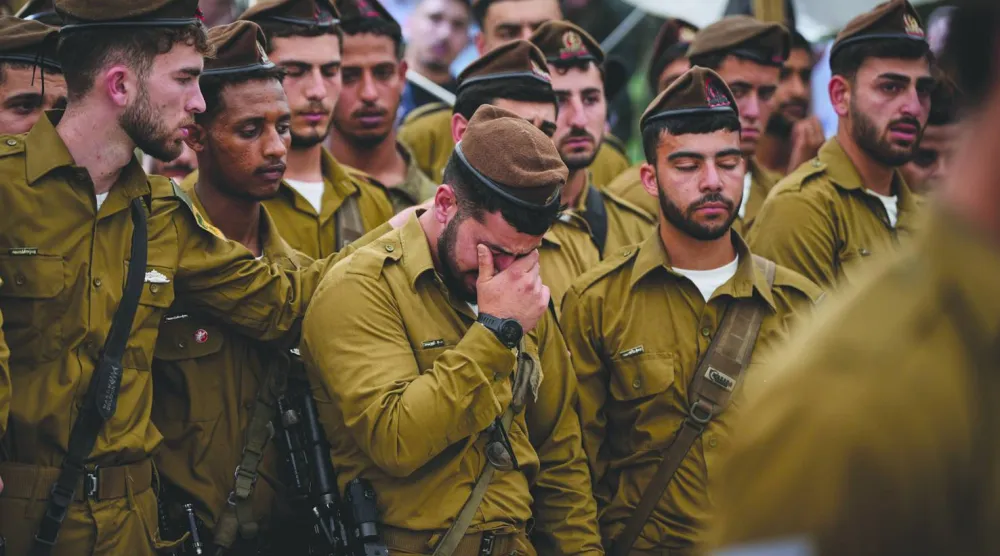 جنود إسرائيليون يبكون أمس زميلاً لهم قُتل بمسيّرة في جنوب لبنان (أ.ب)