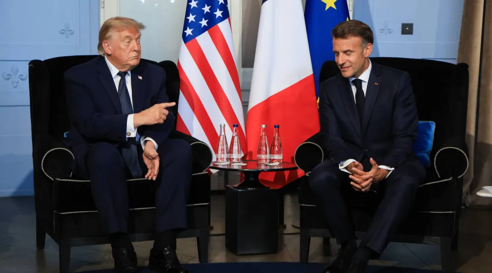 الرئيس الأميركي دونالد ترمب والرئيس الفرنسي إيمانويل ماكرون خلال اجتماع ثنائي على هامش قمة مجموعة السبع في إيفيان ليه بان بفرنسا، 15 يونيو 2026 (إ.ب.أ)