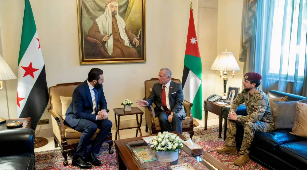 الرئيس السوري أحمد الشرع يلتقي العاهل الأردني الملك عبد الله وولي العهد الأمير الحسين بن عبد الله في عَمّان فبراير 2025 (الديوان الملكي - رويترز)