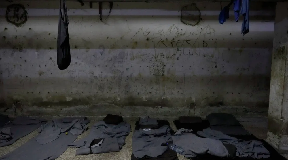 بطانيات يستخدمها السجناء في منشأة احتجاز كانت تديرها المخابرات العسكرية في عهد نظام الرئيس السوري السابق بشار الأسد... دمشق 17 ديسمبر 2024 (أ.ب)