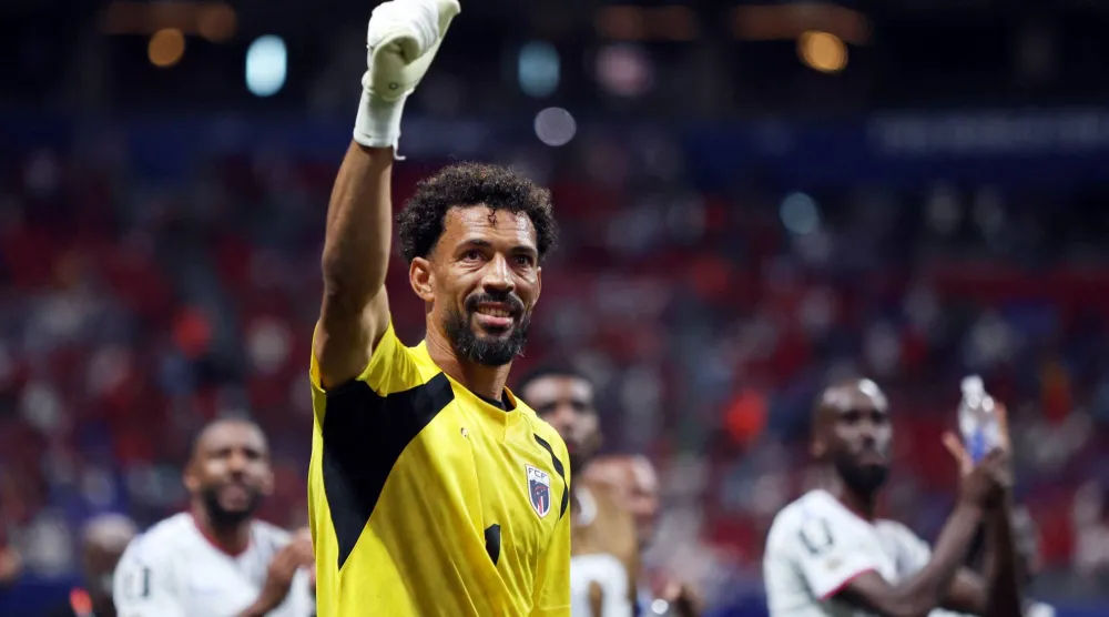 حارس الرأس الأخضر يلوح لجماهير منتخب بلاده (رويترز)