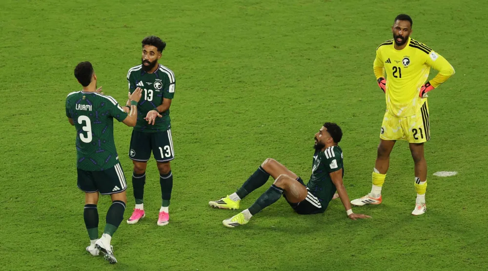 لاعبو الأخضر بعد نهاية المباراة أمام أوروغواي (رويترز)