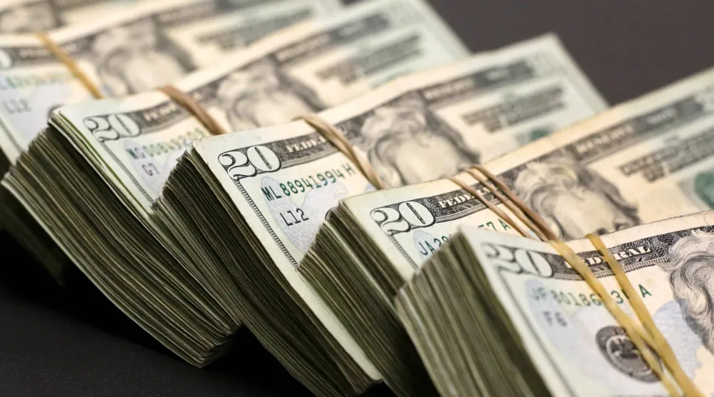 أوراق نقدية من الدولار الأميركي (رويترز)