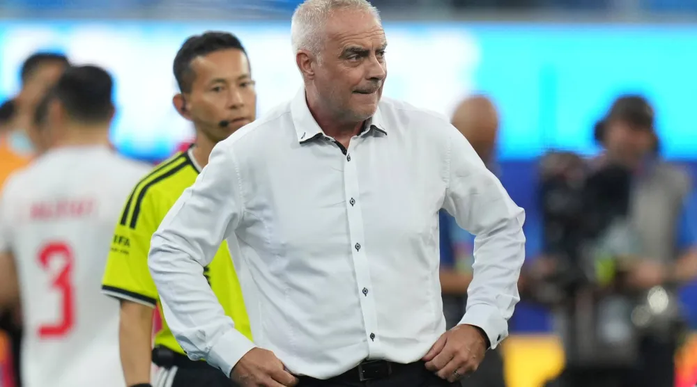 دارين بازيلي المدير الفني لمنتخب نيوزيلندا (أ.ب)