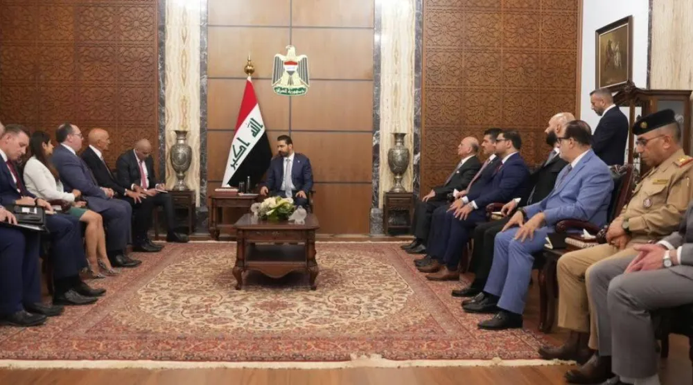 رئيس الوزراء العراقي علي الزيدي خلال لقائه مع المبعوث الأميركي الخاص إلى سوريا والعراق توم برّاك (واع)