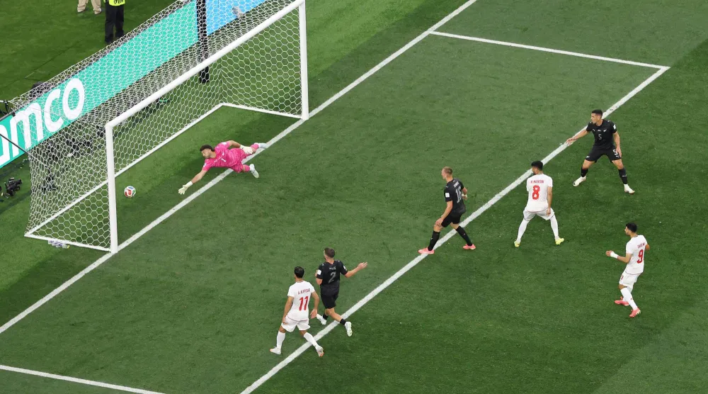 انتهت مباراة إيران ونيوزيلندا المثيرة بالتعادل 2 - 2 في لوس أنجليس (إ.ب.أ)
