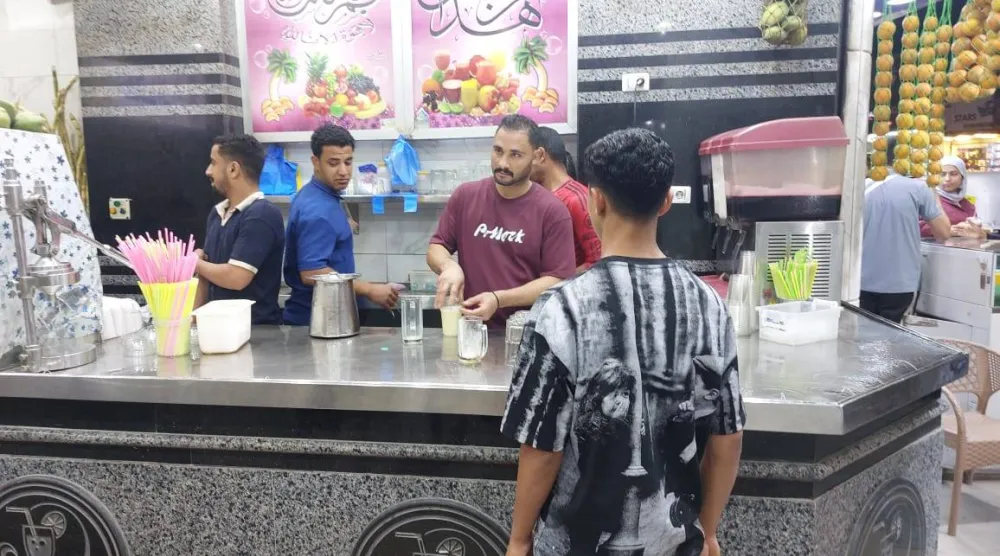 الإقبال على محال عصير القصب لم يتأثر رغم الإعلان مؤخراً عن حالات غش (الشرق الأوسط)