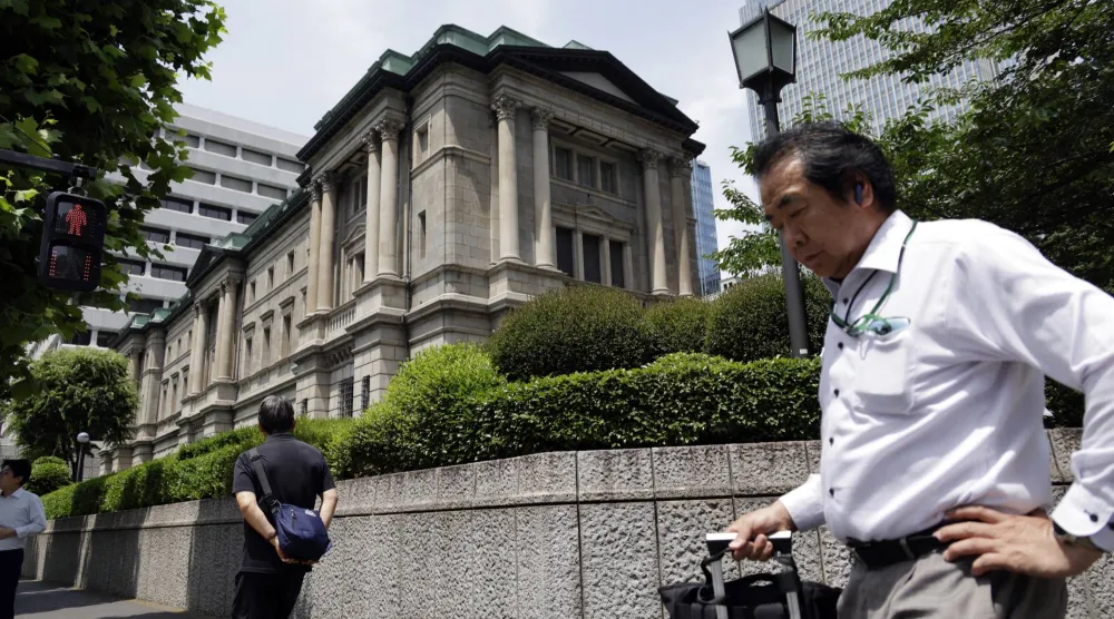 رجل يمر أمام مقر بنك اليابان في العاصمة طوكيو (إ.ب.أ)