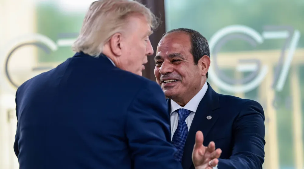 الرئيس الأميركي دونالد ترمب (يسار) يصافح الرئيس المصري عبد الفتاح السيسي (يمين) خلال غداء عمل مع قادة مجموعة السبع والشرق الأوسط في إيفيان لي بان بفرنسا (أ.ب)