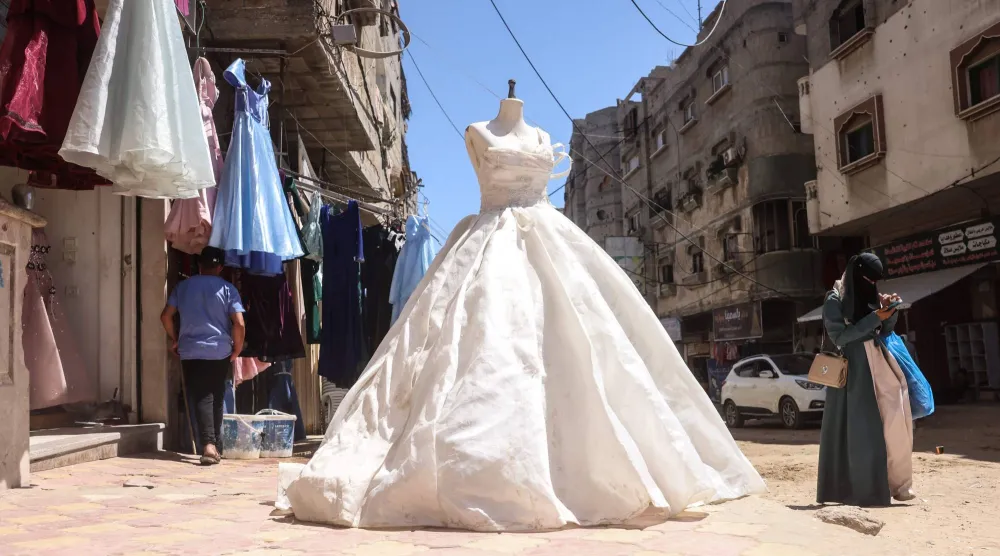 من ذاكرة البيوت المهدّمة تُصنع الأحلام (أ.ف.ب)