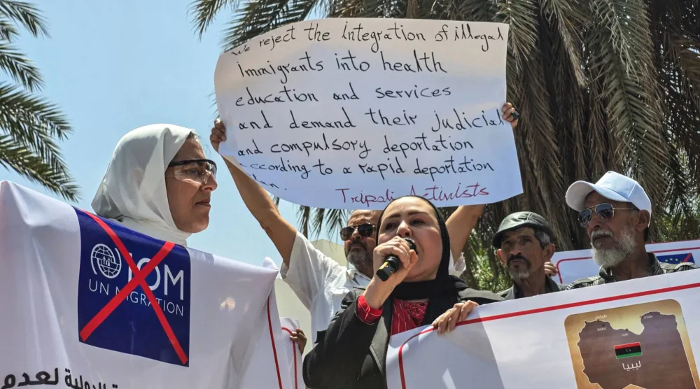 مظاهرة وسط العاصمة الليبية الثلاثاء لمطالبة السلطات بعدم توطين المهاجرين السريين المتسللين إلى ليبيا عبر الحدود (أ.ف.ب)