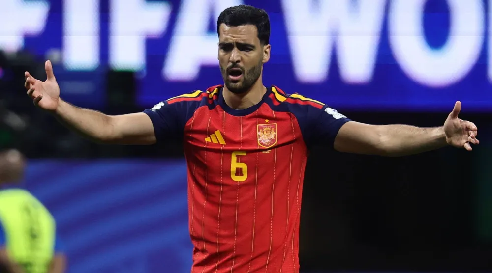 لاعب وسط إسبانيا ميكل ميرينو (إ.ب.أ)