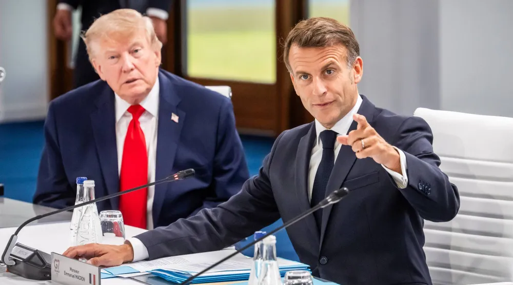 الرئيس الفرنسي إيمانويل ماكرون يتحدث إلى جانب الرئيس الأميركي دونالد ترمب في بداية جلسة العمل مع مجموعة السبع وضيوفها في إيفيان بفرنسا 16 يونيو 2026 (د.ب.أ)