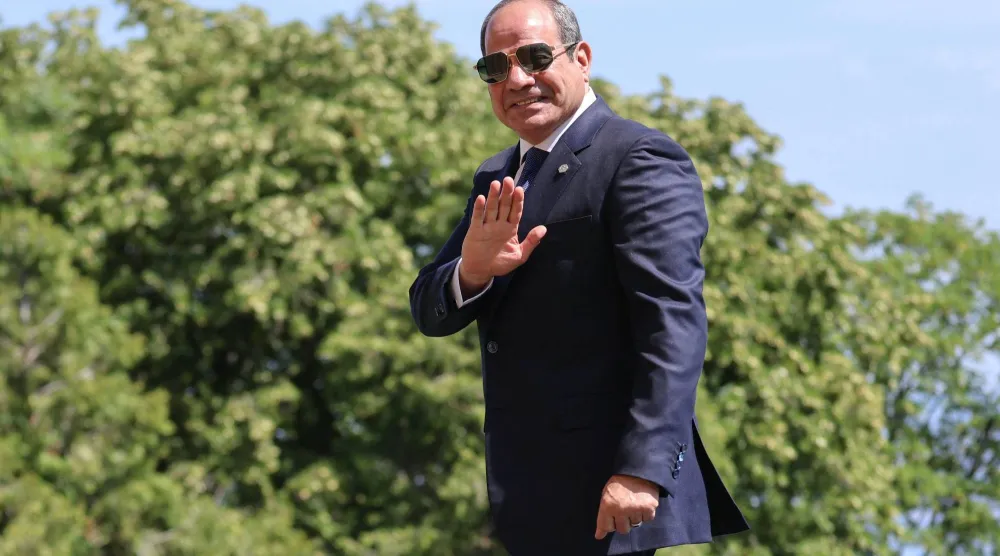 الرئيس المصري عبد الفتاح السيسي يصل للاستقبال الرسمي قبل غداء عمل كجزء من قمة مجموعة السبع في إيفيان بشرق فرنسا يوم 16 يونيو 2026 (أ.ف.ب)