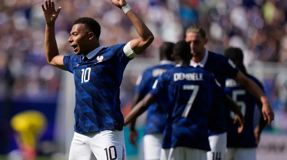 Mbappe, Senegal'de attığı ikinci golü kutluyor (AFP)