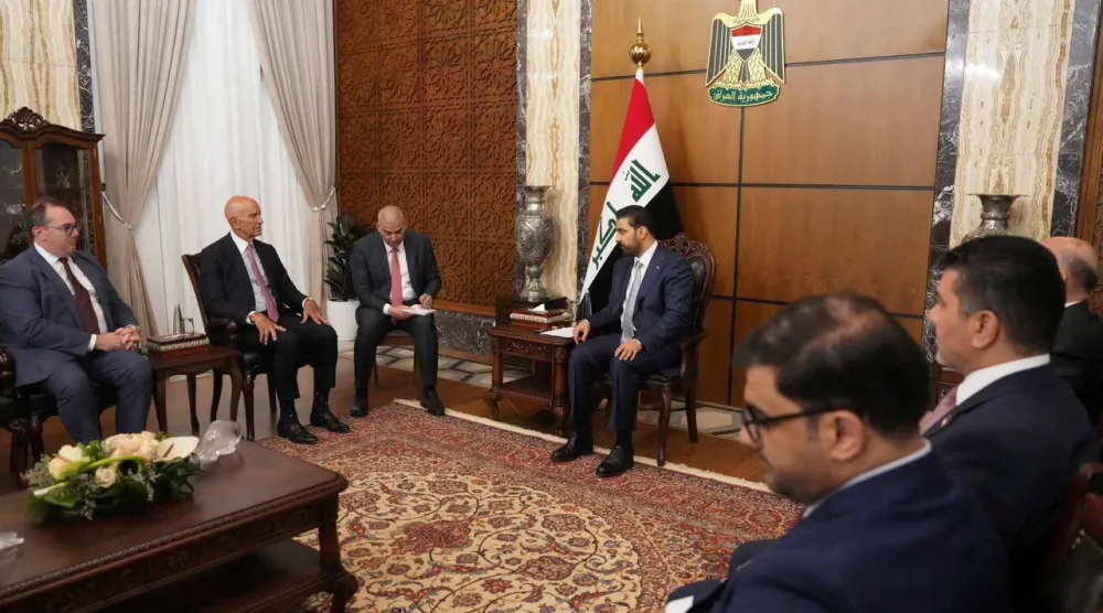 رئيس الوزراء العراقي علي الزيدي خلال لقائه المبعوث الأميركي توم برّاك في بغداد يوم 16 يونيو 2026 (رويترز)