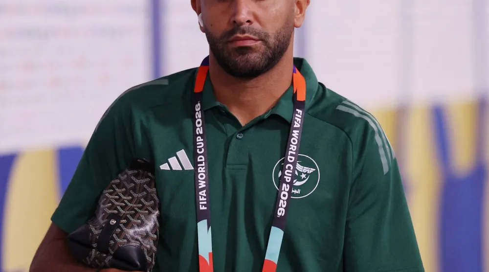 محرز في ممر اللاعبين قبل مباراة الجزائر والأرجنتين (رويترز)