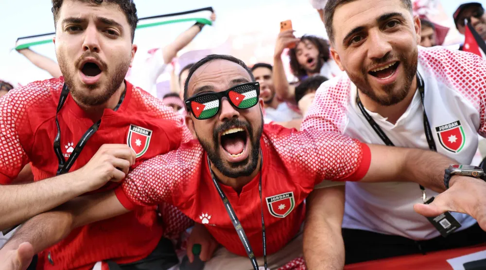 جماهير الأردن تُظهر دعمها قبل مباراة المجموعة العاشرة أمام النمسا (أ.ف.ب)