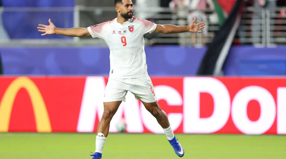 أطلق علي علوان قذيفة لا تُرد سكنت شباك النمسا بوصفه أول أهداف الأردن ببطولة كأس العالم (أ.ف.ب)