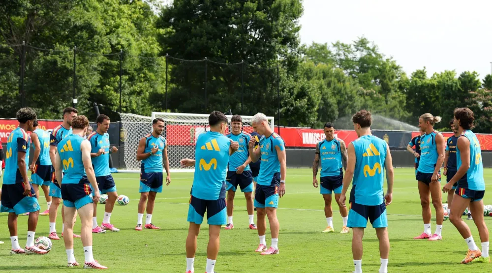 منتخب إسبانيا خلال التدريبات في مدرسة بايلور (أ.ف.ب)