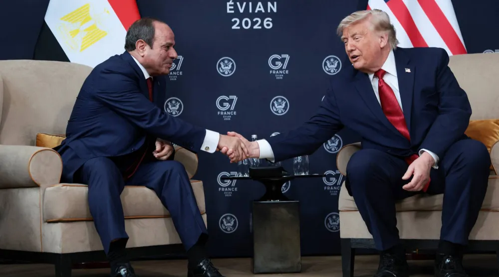 الرئيس المصري عبد الفتاح السيسي والرئيس الأميركي دونالد ترمب خلال اجتماع ثنائي على هامش قمة مجموعة السبع في إيفيان لي بان بفرنسا (رويترز)