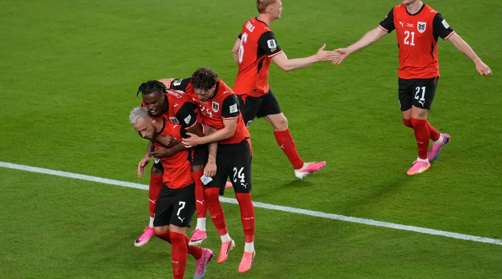 حقق منتخب النمسا فوزه الأول في نهائيات كأس العالم منذ 36 عاماً بعدما تغلب على الأردن بنتيجة 3 - 1 (أ.ب)