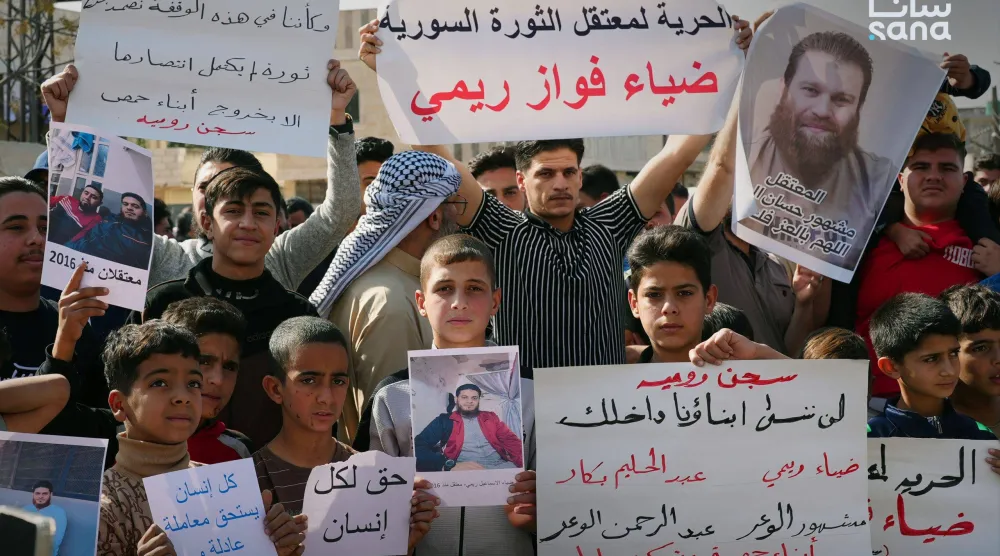 وقفة احتجاجية في ريف حمص نوفمبر الماضي طالبت بإطلاق سراح الموقوفين السوريين في السجون اللبنانية (سانا)