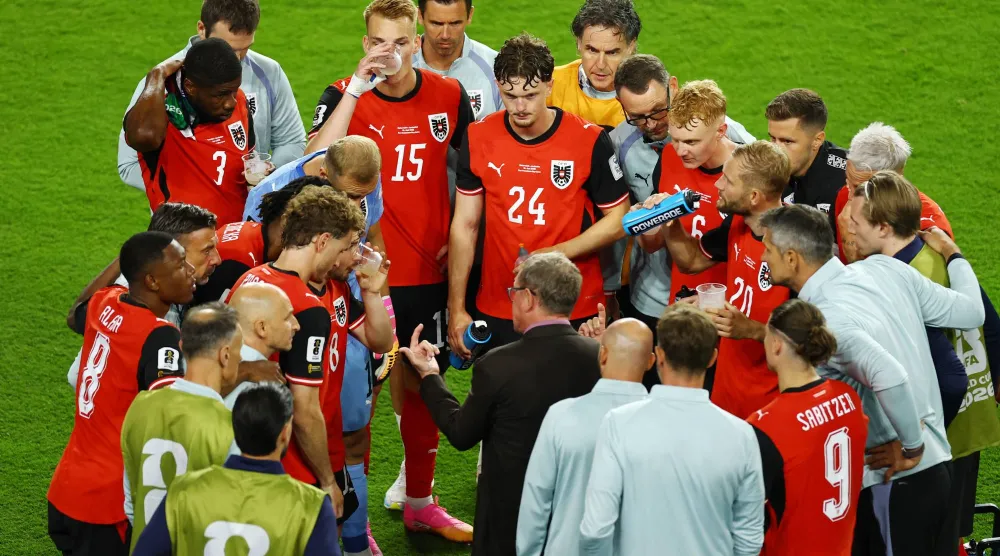 رفض «يويفا» فرض فترات استراحة لشرب المياه في دوري أبطال أوروبا (رويترز)