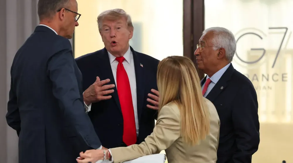  ABD Başkanı Donald Trump, G7 liderleriyle düzenlenen çalışma yemeği sırasında Almanya Başbakanı Friedrich Merz (solda), Avrupa Konseyi Başkanı Antonio Costa (sağda) ve İtalya Başbakanı Giorgia Meloni ile sohbet ediyor. (AP)