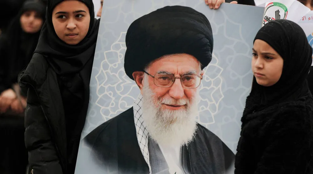 طالبات يرفعن صورة للمرشد الإيراني السابق علي خامنئي خلال مظاهرة مناهضة للولايات المتحدة وإسرائيل في بغداد... 12 مارس 2026 (أ.ف.ب)
