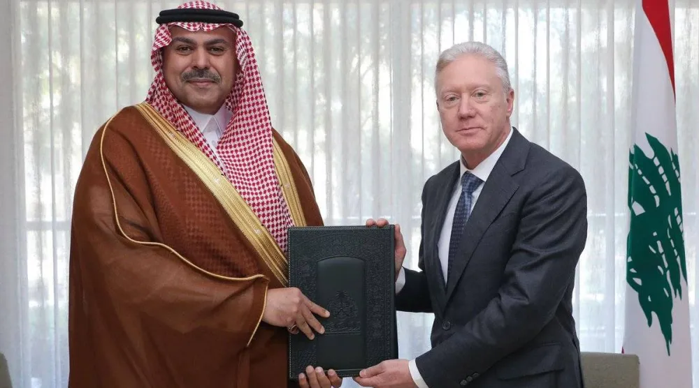 السفير السعودي الجديد لدى لبنان فهد بن عبد الرحمن الدوسري مسلماً وزير الخارجية والمغتربين يوسف رجي نسخة من أوراق اعتماده (سفارة المملكة العربية السعودية لدى لبنان)