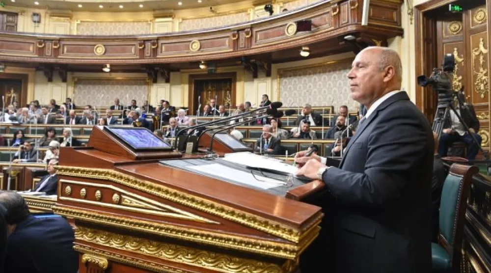 وزير النقل المصري كامل الوزير متحدثاً في جلسة برلمانية (رويترز)