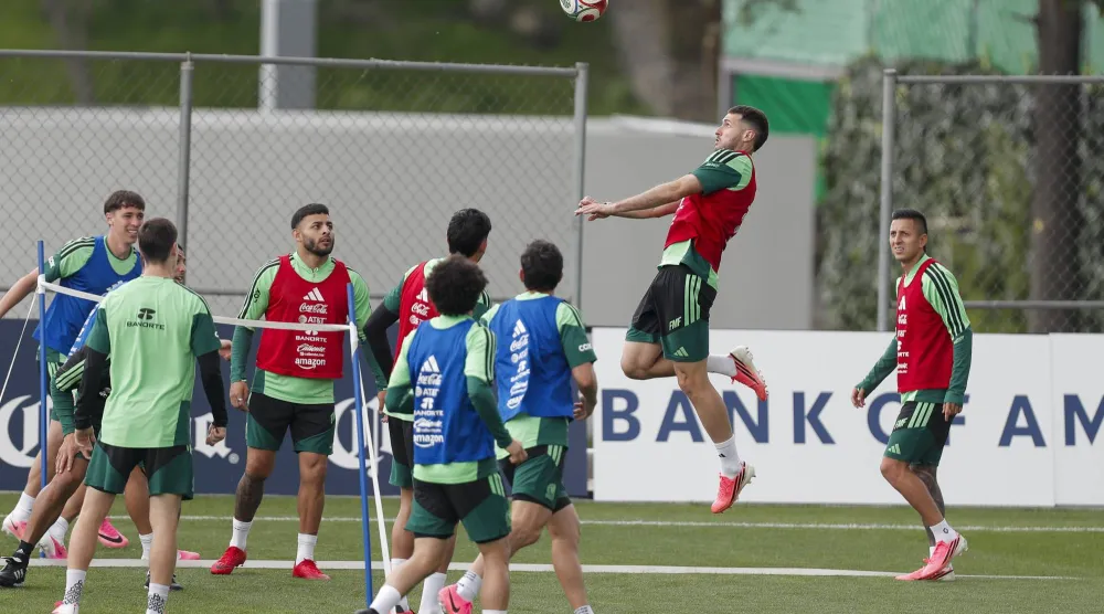 لاعبو المكسيك وحماس في التدريبات قبل الصدام الساخن مع كوريا الجنوبية (ا ب ا)