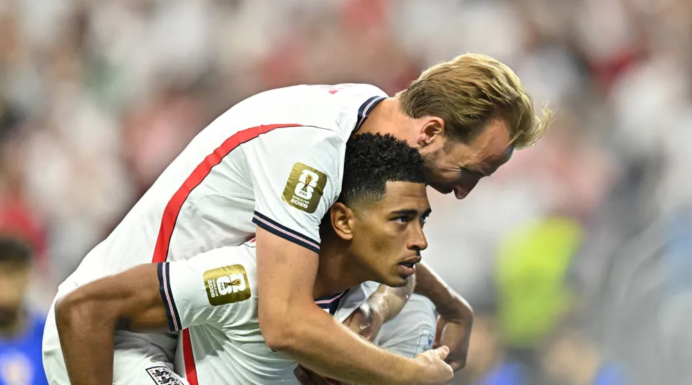 بيلينغهام يحتفل مع كين بعد تسجيله الهدف (رويترز)