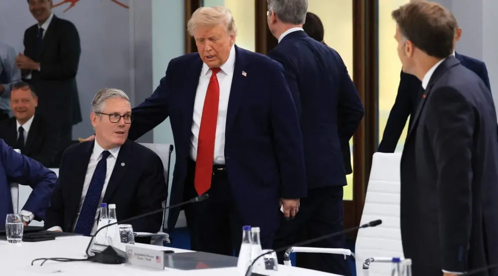 Trump, Fransa'nın doğusundaki Evian'da düzenlenen G7 zirvesinde Starmer ve Macron ile birlikte, (AFP)