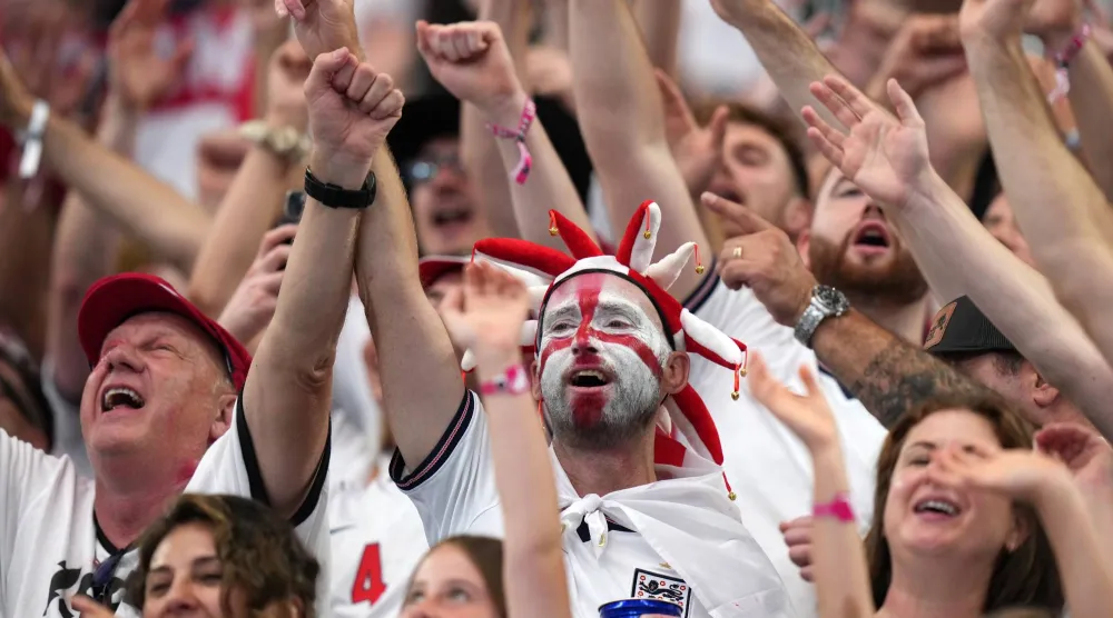 مشجعون يهتفون لمنتخب إنجلترا خلال المباراة أمام كرواتيا (إ.ب.أ)