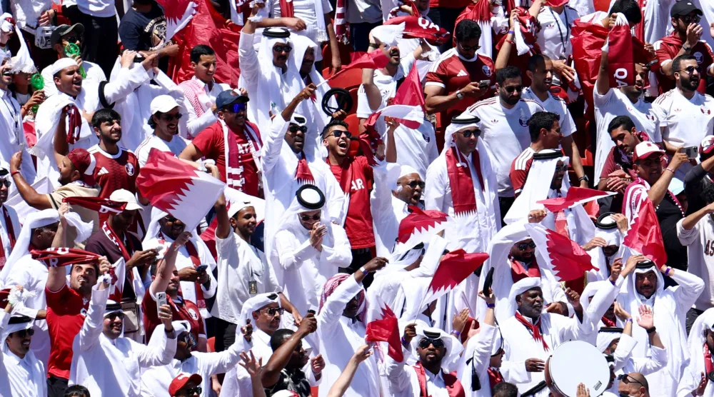 جماهير قطرية تساند منتخب بلادها في المباراة الأولى أمام سويسرا (رويترز)