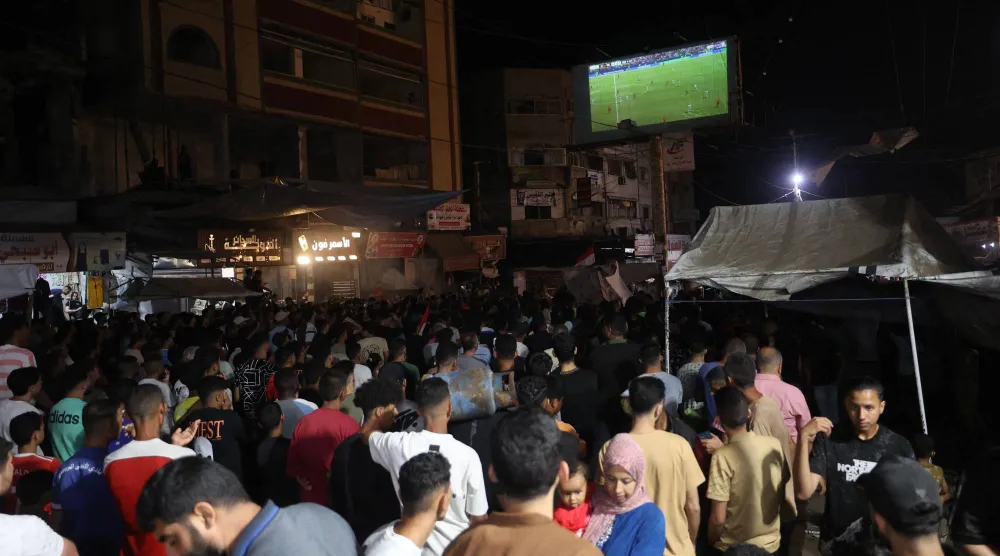 مشجعو كرة القدم الفلسطينيون يشاهدون مباراة المجموعة «ج» في كأس العالم لكرة القدم 2026 (أ.ف.ب)