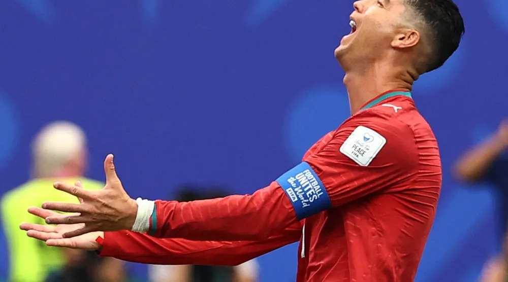 رونالدو لاعب البرتغال غاضب (رويترز)