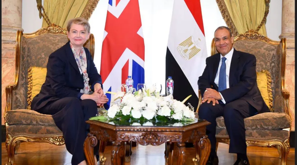 محادثات بين وزير الخارجية المصري بدر عبد العاطي ونظيرته البريطانية إيفيت كوبر في القاهرة الخميس (صفحة الخارجية المصرية على «فيسبوك»)