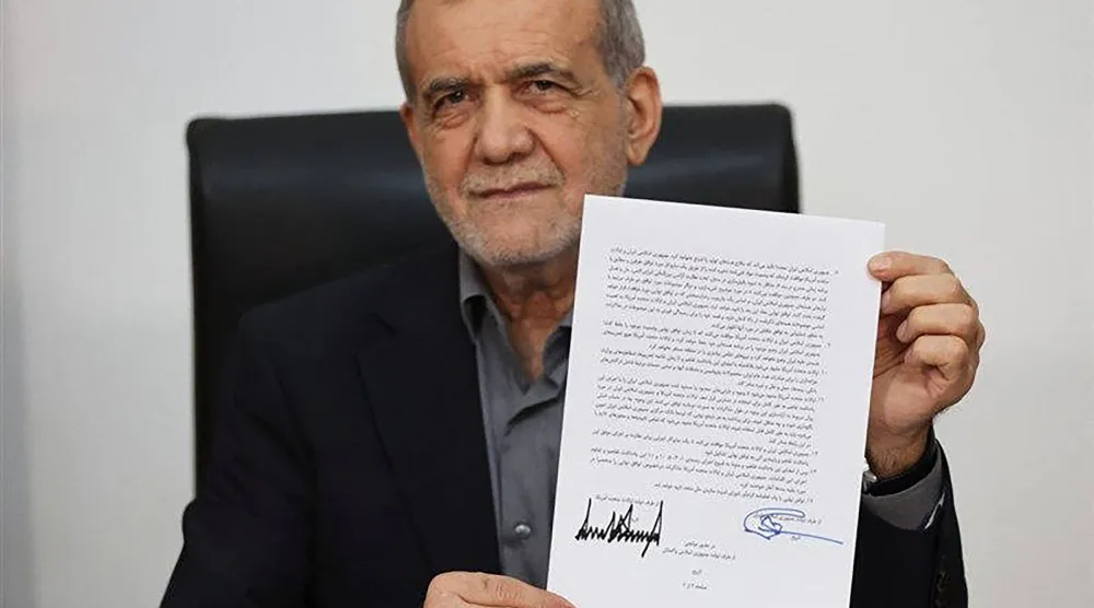 د بزشكيان يعرض نسخة من «مذكرة تفاهم إسلام آباد» الموقعة مع الرئيس الأميركي دونالد ترمب لإنهاء الحرب (التلفزيون الرسمي الإيراني/أ ف ب)