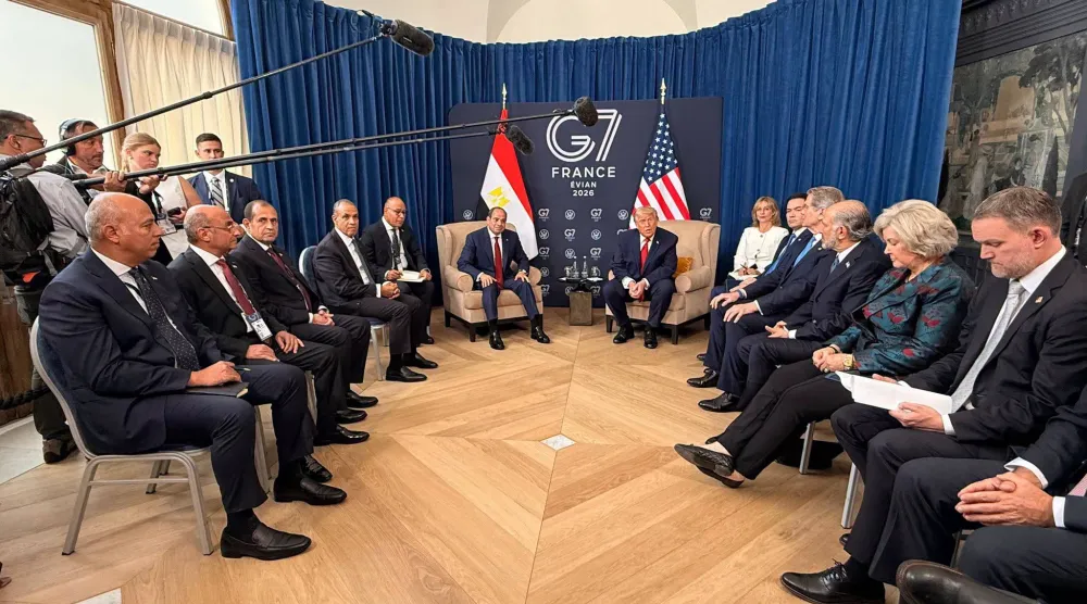 الرئيس المصري عبد الفتاح السيسي يلتقي نظيره الأميركي على هامش «قمة السبع» (الرئاسة المصرية)