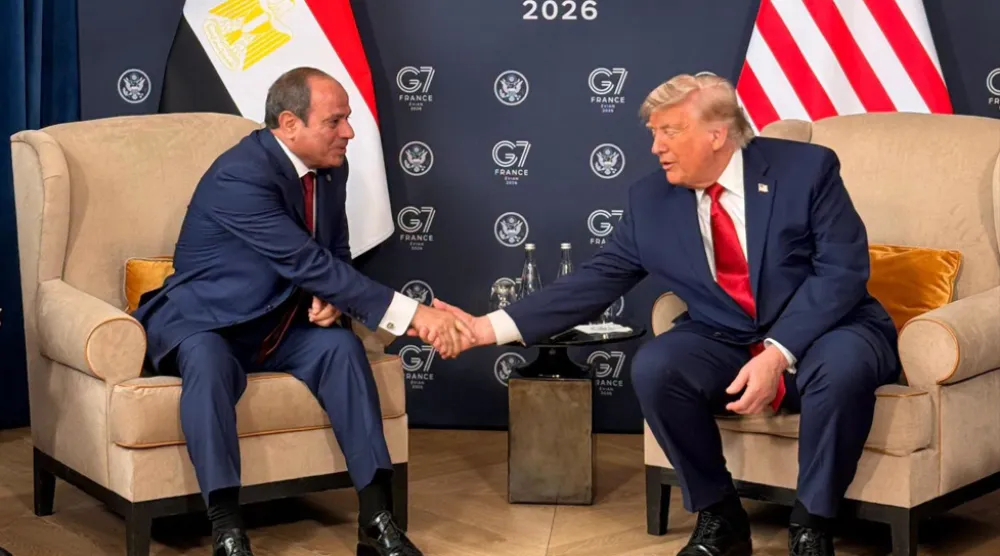 الرئيس الأميركي دونالد ترمب والرئيس المصري عبد الفتاح السيسي على هامش قمة مجموعة السبع (الرئاسة المصرية)