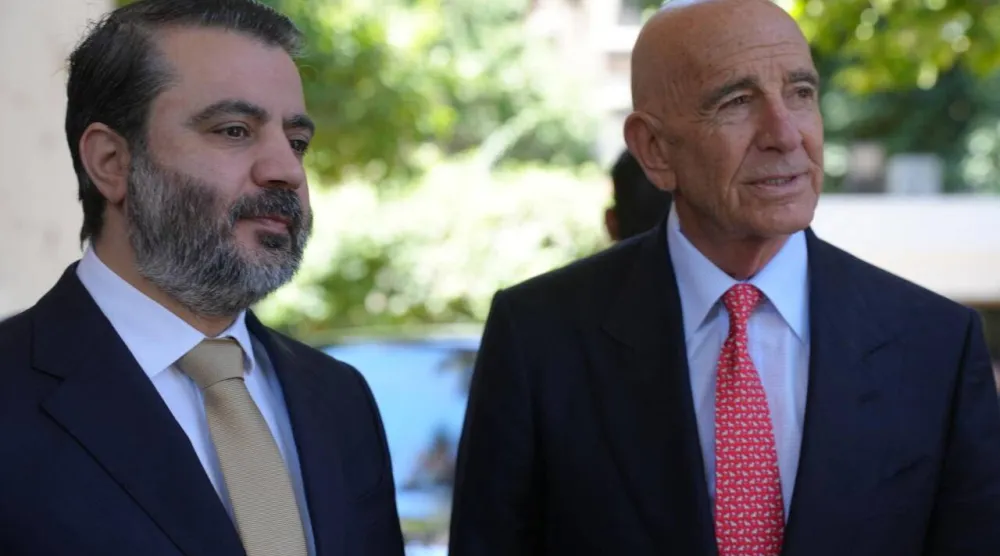 المبعوث الأميركي الخاص توماس براك ووزير الخارجية السوري أسعد الشيباني في دمشق مايو 2025 (أ.ف.ب)